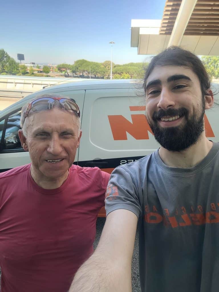 Marek mit dem hilfsbereiten Fahrradhändler, der nicht nur einen Fahrradkarton zur Verfügung stellte sondern diesen und Marek auch gleich zum Flughafen fuhr.